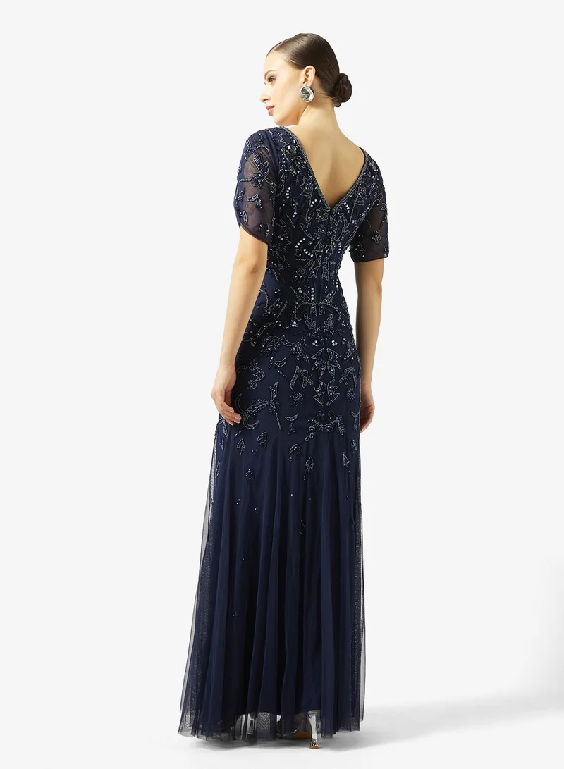 ادريانا بابيل فستان طويل بشبكة خرز